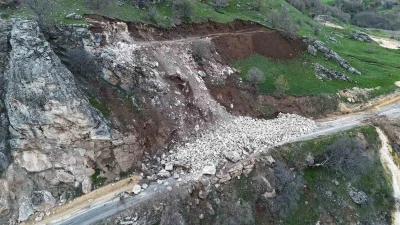Bing&ouml;l&rsquo;de heyelan yolu kapattı
