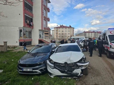Bing&ouml;l&rsquo;de iki otomobil &ccedil;arpıştı: 4 yaralı
