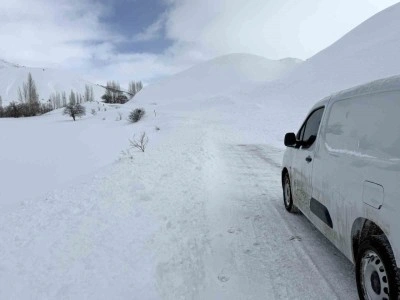 Bing&ouml;l&rsquo;de il&ccedil;e yoluna &ccedil;ığ d&uuml;şt&uuml;: Ekipler sevk edildi