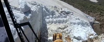 Bing&ouml;l&rsquo;de ilgin&ccedil; g&ouml;r&uuml;nt&uuml;: Yazın ortasında; bir yanda kar, diğer yanda sıcaktan bunalan inekler
