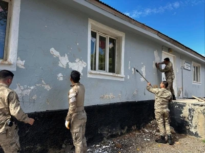 Bingöl’de jandarma ekipleri okulun bakım ve onarımını yaptı
