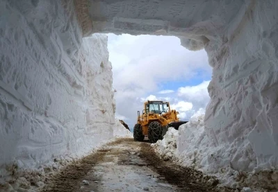 Bing&ouml;l&rsquo;de kar t&uuml;nelleri arasında yol a&ccedil;ma mesaisi s&uuml;r&uuml;yor
