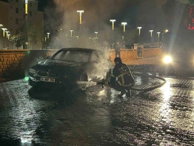 Bingöl’de lüks araç yanarak kullanılamaz hale geldi
