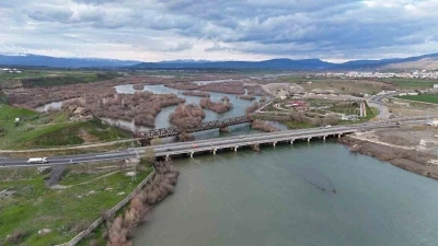 Bing&ouml;l&rsquo;de Murat Nehri&rsquo;nde debi y&uuml;kseldi, tarihi k&ouml;pr&uuml;yle birlikte eşsiz manzaralar oluştu
