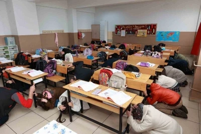 Bing&ouml;l&rsquo;de &ouml;ğrencilere deprem tatbikatı
