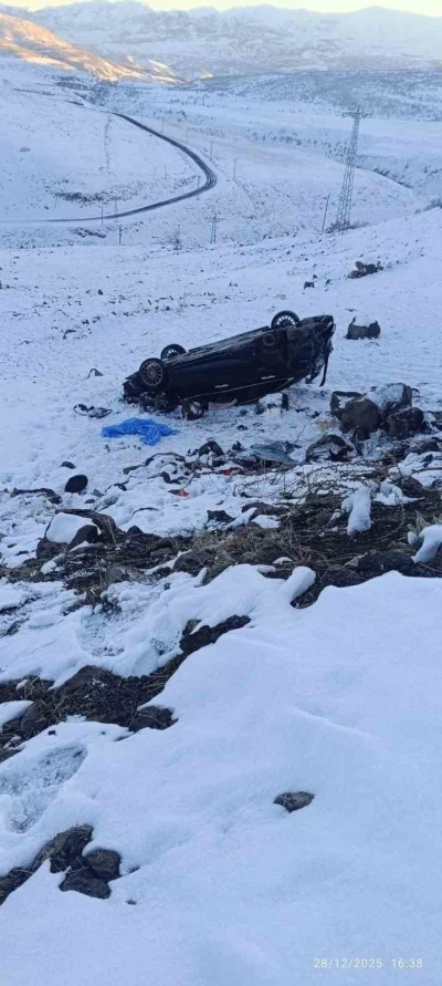 Bing&ouml;l&rsquo;de otomobil şarampole yuvarlandı: 4 yaralı
