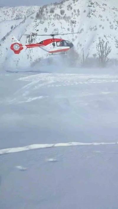 Bing&ouml;l&rsquo;de rahatsızlanan gen&ccedil;, ambulans helikopterle hastaneye yetiştirildi
