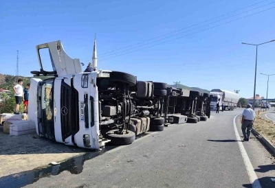 Bingöl’de saman yüklü kamyon devrildi, yol trafiğe kapandı
