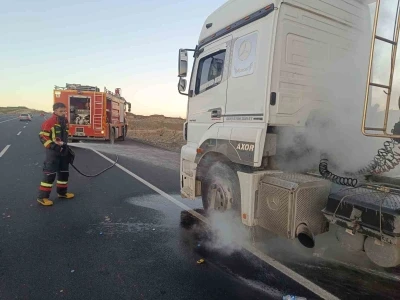 Bing&ouml;l&rsquo;de seyir halindeki tırda yangın paniği: Facia son anda &ouml;nlendi
