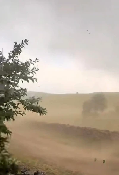 Bing&ouml;l&rsquo;de şiddetli fırtına kameralara yansıdı
