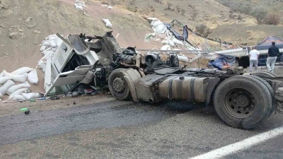 Bingöl’de tır devrildi: 1 yaralı
