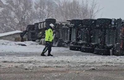 Bing&ouml;l&rsquo;de tır devrildi: 1 yaralı
