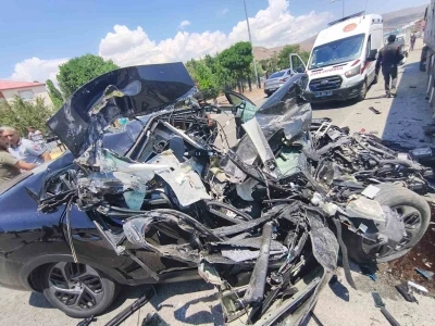 Bing&ouml;l&rsquo;de tıra &ccedil;arpan otomobil hurdaya d&ouml;nd&uuml;: 1 yaralı
