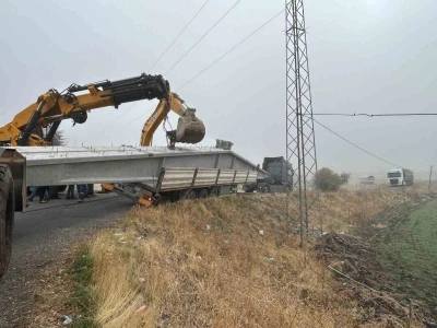 Bingöl’de virajı alamayan tır yan yattı
