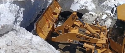 Bing&ouml;l&rsquo;de yazın ortasında kar temizliği
