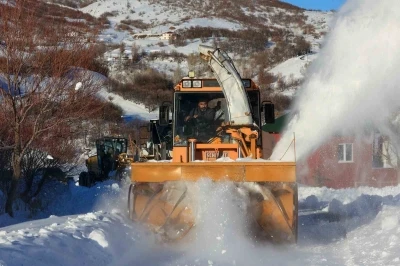 Bing&ouml;l&rsquo;de yoğun kar yağışı sonrası k&ouml;y yollarında &ccedil;alışmalar devam ediyor
