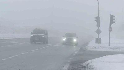 Bing&ouml;l&rsquo;de yoğun sis g&ouml;r&uuml;ş mesafesini d&uuml;ş&uuml;rd&uuml;: S&uuml;r&uuml;c&uuml;ler zor anlar yaşadı
