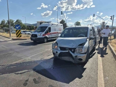 Bing&ouml;lde iki hafif ticari ara&ccedil; &ccedil;arpıştı: 2 yaralı

