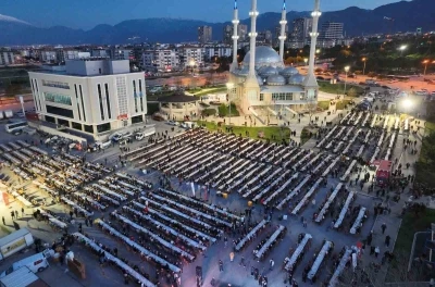 Binlerce kişi Merkezefendi Belediyesinin g&ouml;n&uuml;l sofrasında buluştu
