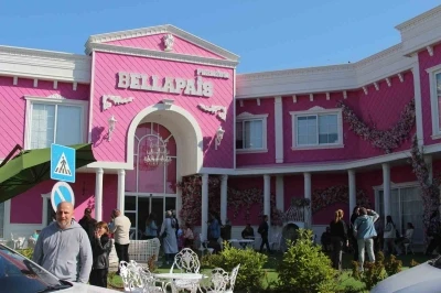 Binlerce kişiyi dolandırdığı iddia edilmişti: G&uuml;ney Afrika&rsquo;da g&uuml;zellik merkezi a&ccedil;mış
