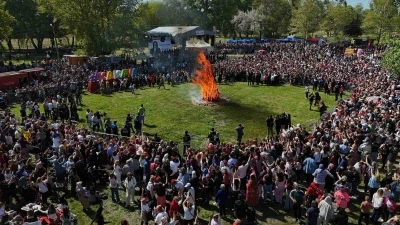 Binlerce turist Sarayi&ccedil;i&rsquo;ne akın etti, dev Kakava ateşi yakıldı
