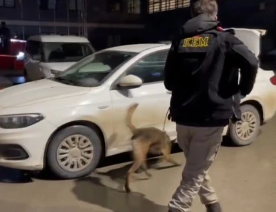 Binlerce uyuşturucu hap ele ge&ccedil;irildi: 3 kişi tutuklandı
