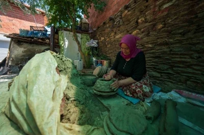 Binlerce yıllık gelenek &ccedil;&ouml;mlek &uuml;retimi kadın emeğiyle yaşatılıyor
