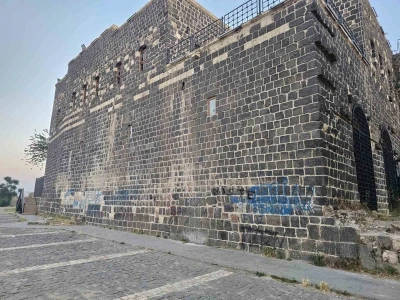 Binlerce yıllık kale duvarlarını spreyle boyadılar
