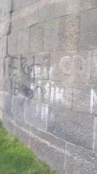 Binlerce yıllık surlara gelişig&uuml;zel yazılar yazdılar
