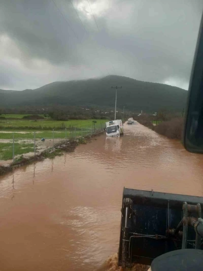 Bir anda bastıran yağmur kamyoneti yolda bıraktı, bir evi su bastı
