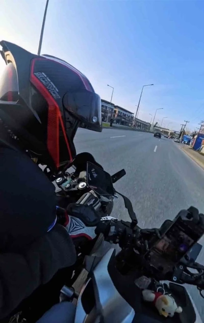 Bir anda şerit değiştirdi, motosikletler &ccedil;arpıştı
