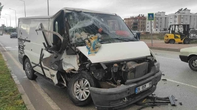 Bir anlık dalgınlıkla &ouml;n&uuml;nde ilerleyen kamyonete &ccedil;arptı: 3 yaralı
