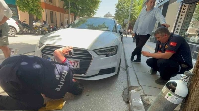 Bir arabadan &ccedil;ıkıp başka arabaların altına giren kedi itfaiyecilere zor anlar yaşattı
