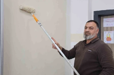 Bir babanın vefası: Şehit oğlunun adını taşıyan okulu kendi elleriyle yeniliyor
