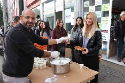 Bir bardak süt ile önyargıları yıktı, anlamlı etkinlik taktir topladı
