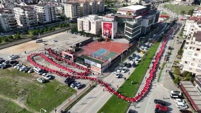 Bir cadde boyunca Türk Bayrağı açtılar
