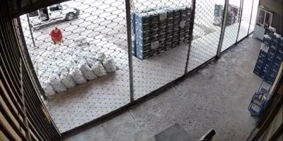 Bir çuval sebzeyi arabasına atıp gitti: O anlar kamerada
