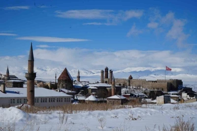 Bir diplomatik ricadan doğan teşebb&uuml;s: Erzurum&rsquo;da İranlı &ccedil;ocuklar i&ccedil;in mektep girişimi
