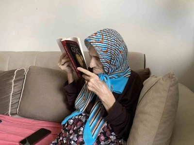 Bir gözü görmeyen 70 yaşındaki Sema teyze kitap okumaktan ve örgü örmekten vazgeçmiyor
