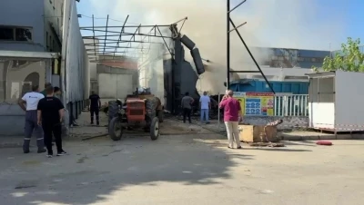 Bir kıvılcım yıkımı süren fabrikayı küle çevirdi
