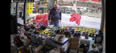 Bir mağazadan mont diğerinden ayakkabı &ccedil;aldı: O anlar kamerada
