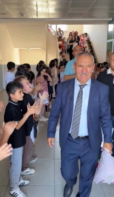 Bir nesli yetiştiren &ouml;ğretmene anlamlı veda

