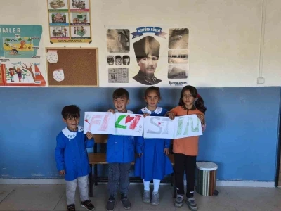 Bir tahta sıra, bir dünya vicdanı: Minik ellerden Filistin’e destek
