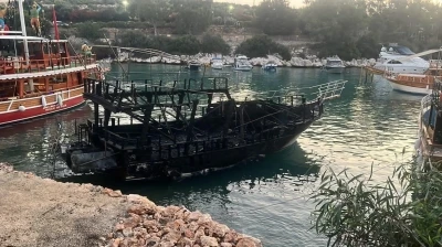 Bir teknede başlayan yangın diğerlerine de sı&ccedil;radı: 6 tekne zarar g&ouml;rd&uuml;
