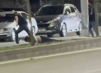 Bir tokatla yere serdiği şahsı s&uuml;r&uuml;kleyerek g&ouml;t&uuml;rd&uuml;, o anlar kamerada
