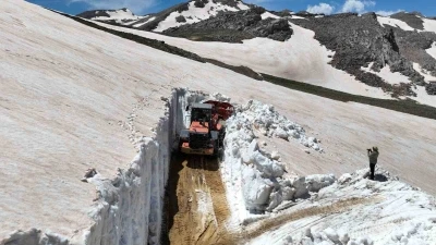 Bir yanda 6 metrelik kar altında m&uuml;cadele diğer yanda sahillerde yaza hazırlık
