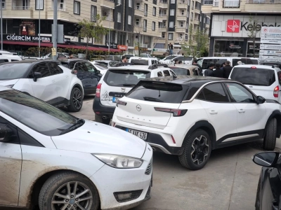 Bırakın Hastane Bah&ccedil;esini, &Ccedil;evresinde Bile Park Yeri Yok!