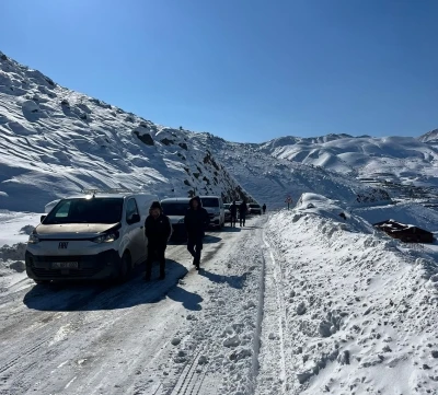 Bir&ccedil;ok ara&ccedil; mahsur kaldı

