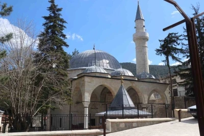 Bir&ccedil;ok badire atlatan 508 yıllık cami tarihe tanıklık etmeye devam ediyor
