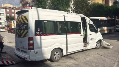 Biri iş&ccedil;i servisi toplam 4 aracın karıştığı kazada 9 kişi yaralandı
